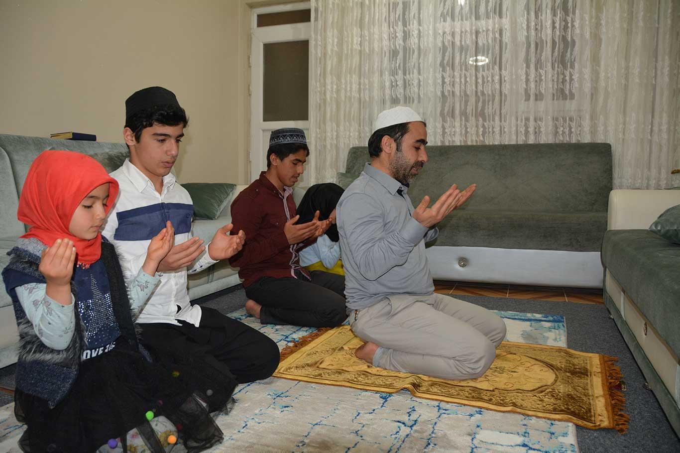 Mescide çevirdikleri evlerinde Ramazan'ı ibadetlerle ihya ediyorlar Mescide çevirdikleri evlerinde Ramazan'ı ibadetlerle ihya ediyorlar
